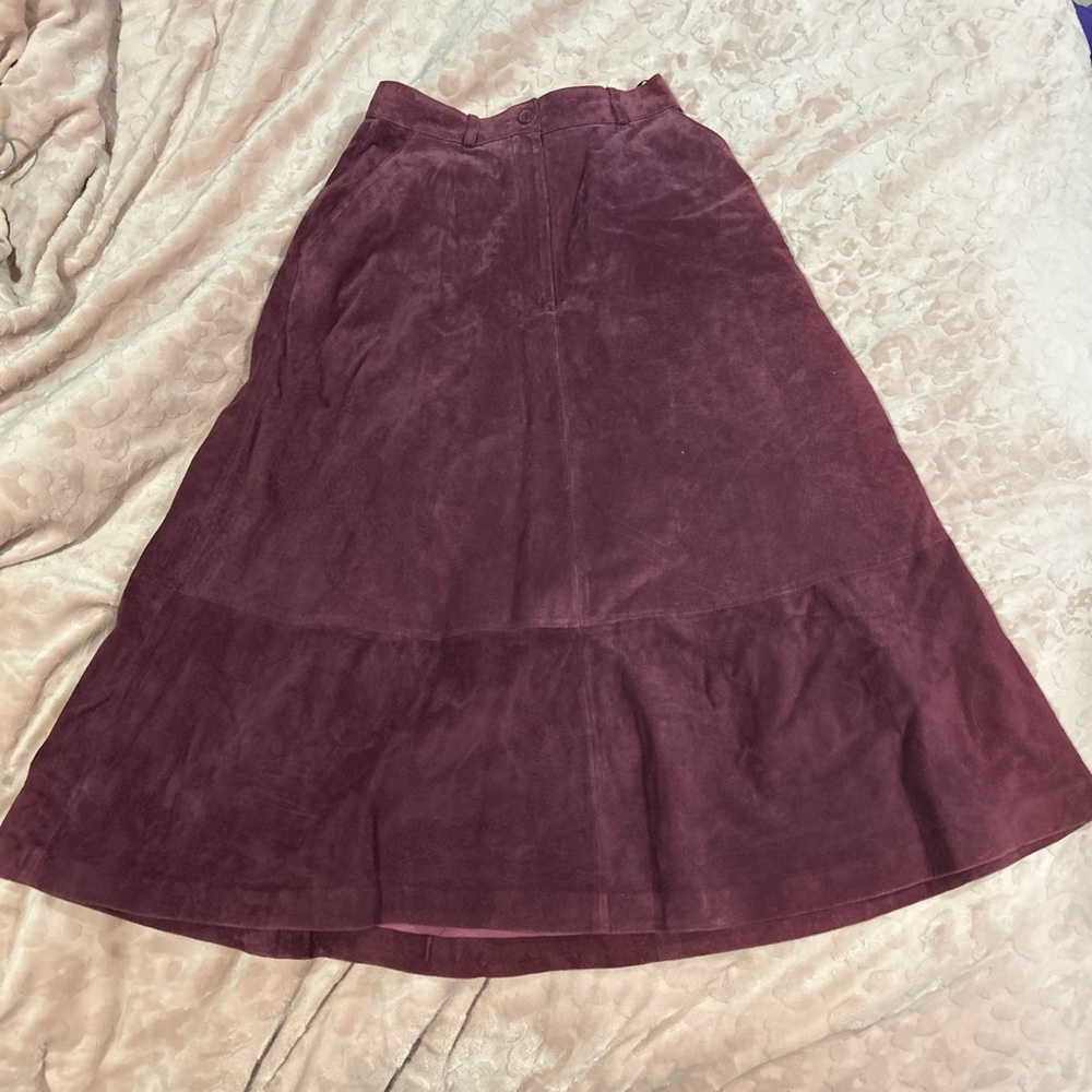 Suede pigskin outshell and 50 Acetate/50 Nylon lining